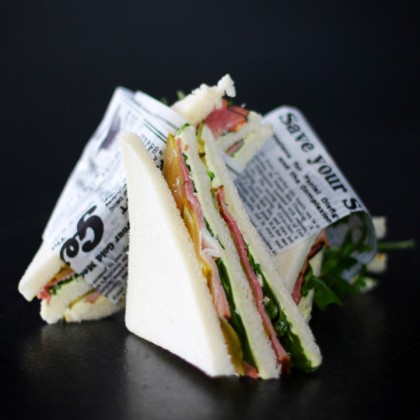 Sandwich-Ecke mit Rührei und Bacon