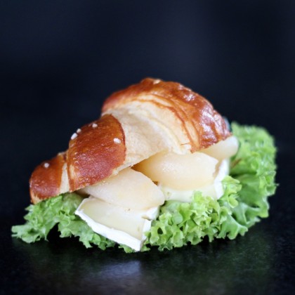 Mini Laugen-Croissant mit Camembert, Feigensenf und Birne