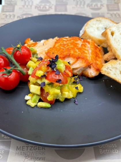 Ofenlachs / Mango-Avocado-Salsa / Steinofen Baguette