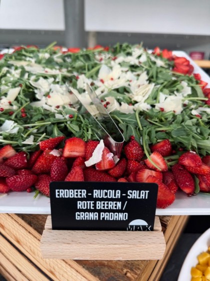 Erdbeer-Rucola-Salat / Rote Beeren / Grana Padano