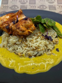 Hähnchen: Pollo Fino Spieße / Zitronen-Curry-Soße / Zuckerschoten / Mandelreis - Ansicht 