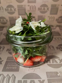 Erdbeer-Rucola-Salat / Rote Beeren / Grana Padano - Ansicht 