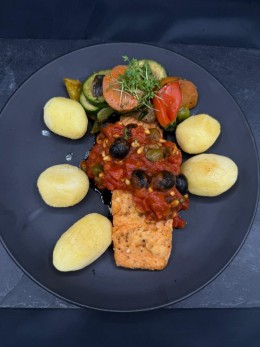 Lachs "neapolitanische Art" / Oliven / Kapern / Tomaten-Soße / Kartoffeln / Grillgemüse - Ansicht