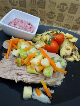 Rind: gesottener Tafelspitz vom Weidelandrind im Wurzelsud / Meerrettich-Preiselbeer-Dip / Bratkartoffeln - Ansicht 