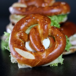 Mini Laugenbrezeln mit fränkischem luftgetrockneten Schinken, Cornichons und Cherry-Tomaten - Ansicht 