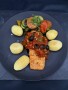 Lachs "neapolitanische Art" / Oliven / Kapern / Tomaten-Soße / Kartoffeln / Grillgemüse Lachs "neapolitanische Art" / Oliven / Kapern / Tomaten-Soße / Kartoffeln / Grillgemüse